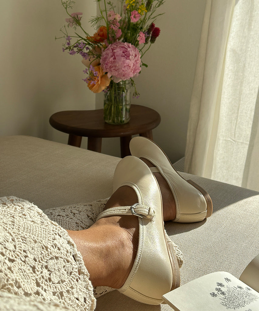 ROSLYN BALLET FLATS CREME LEATHER | Dolce Vita Women