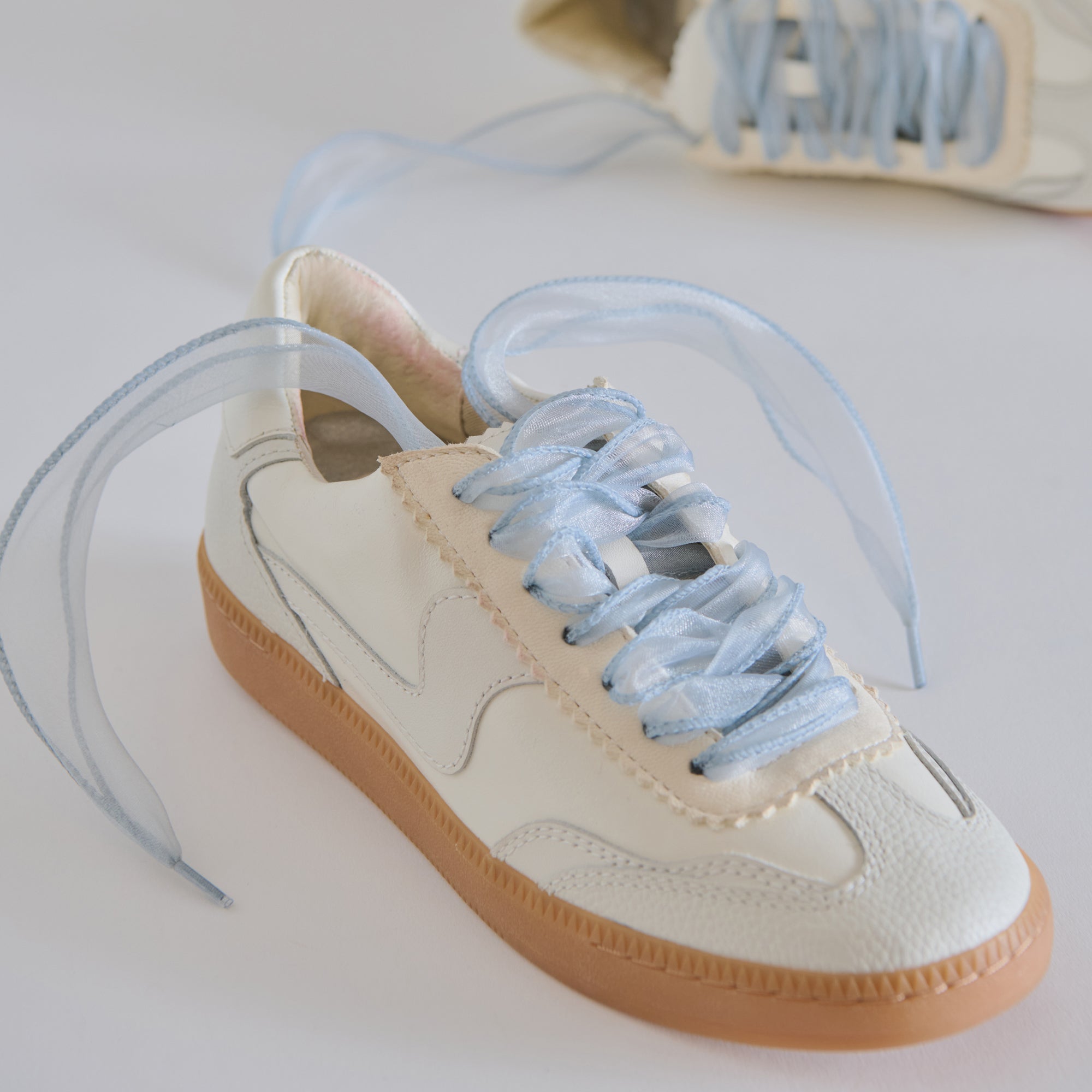 CURLY ORGANZA LACE LIGHT BLUE | Dolce Vita Women
